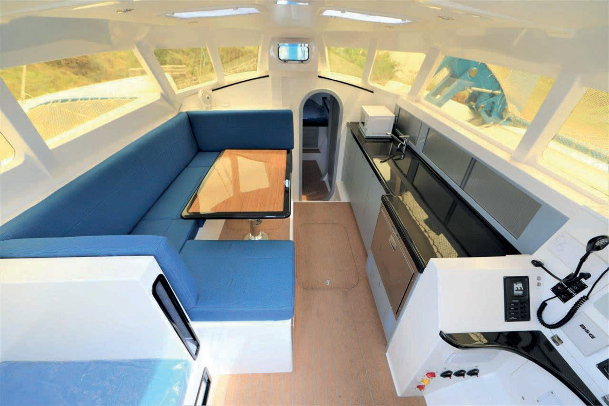 Très bien éclairé grâce aux vitrages latéraux, le carré peut accueillir six personnes autour de la table.