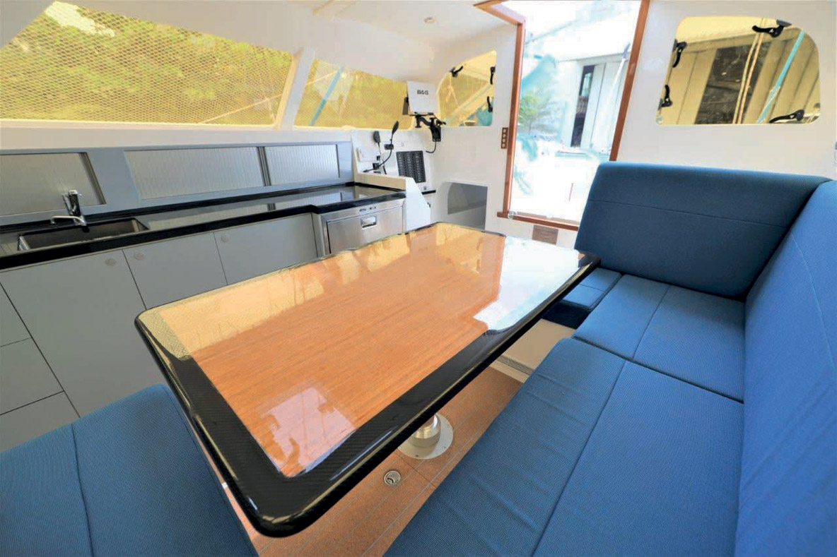 La table du carré, en partie en carbone, s’abaisse pour former un double couchage additionnel.