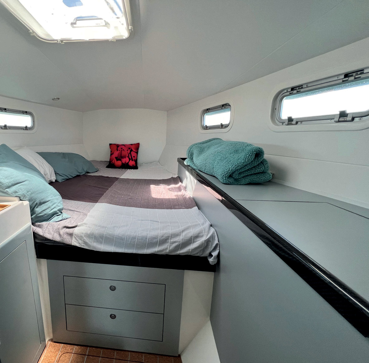 La cabine avant est assez grande, riche en rangements et très lumineuse.