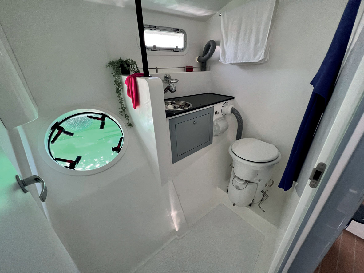 L’unique cabinet de toilette du bord se révèle assez volumineux ; il dispose de deux hublots pour la luminosité et l’aération.