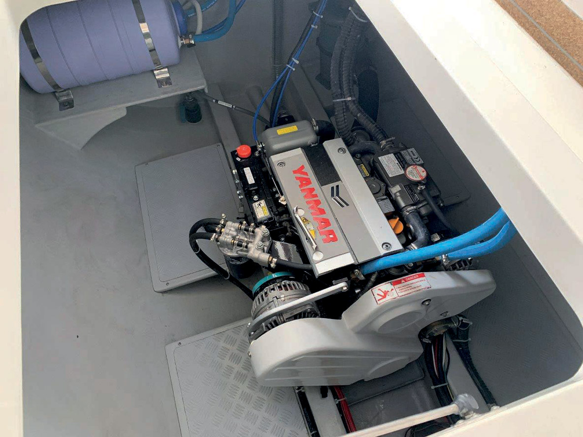 Le Yanmar de 30 CV est largement suffisant pour sortir du port ou pour naviguer un peu en l’absence de vent. Soigneusement isolé, il reste assez discret quand il est en marche.