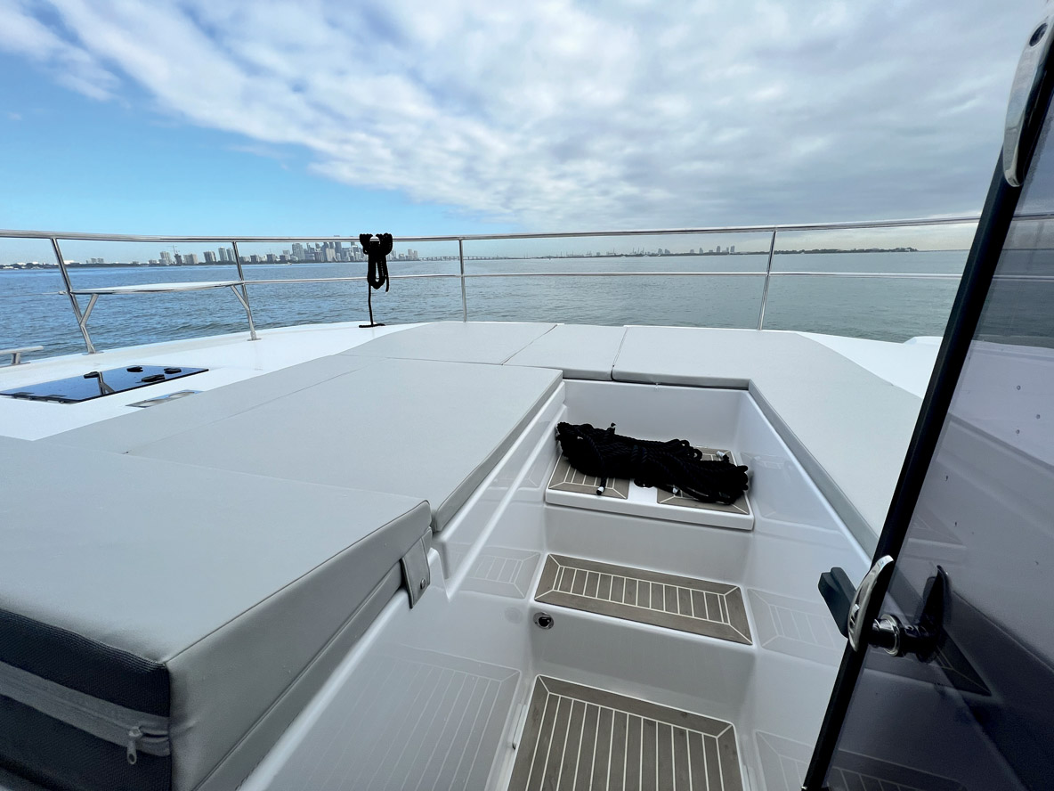 Le pont avant reprend les codes du chantier avec un accès direct depuis le pont principal, et deux espaces bronzage.