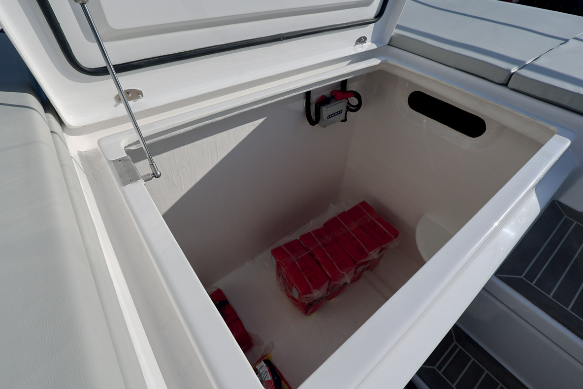 Profitant de l’épaisseur de la nacelle, les concepteurs ont notamment logé un immense coffre de rangement sur le pont avant.