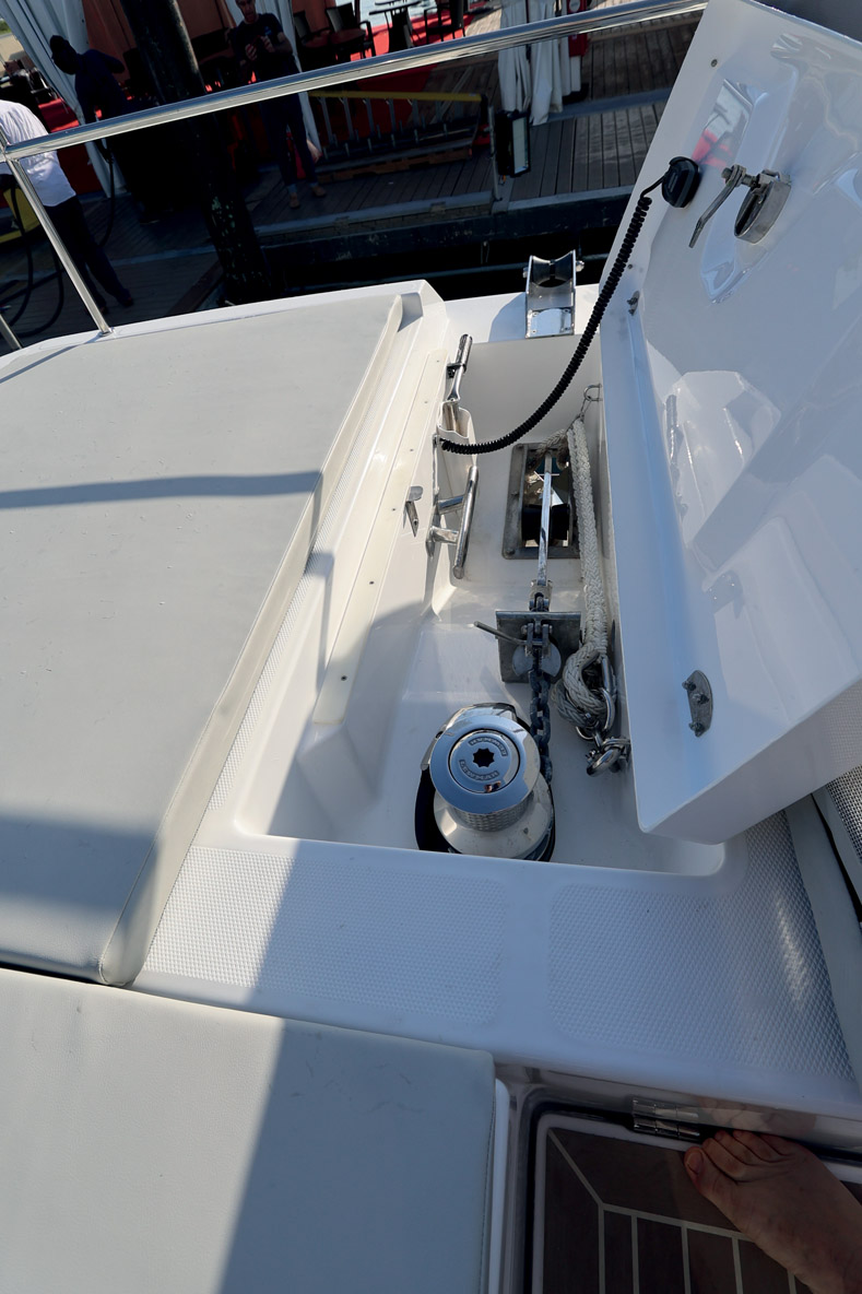 Le guindeau électrique et la chaîne sont  facilement accessibles : bravo !  Cette configuration n’est pas si fréquente…