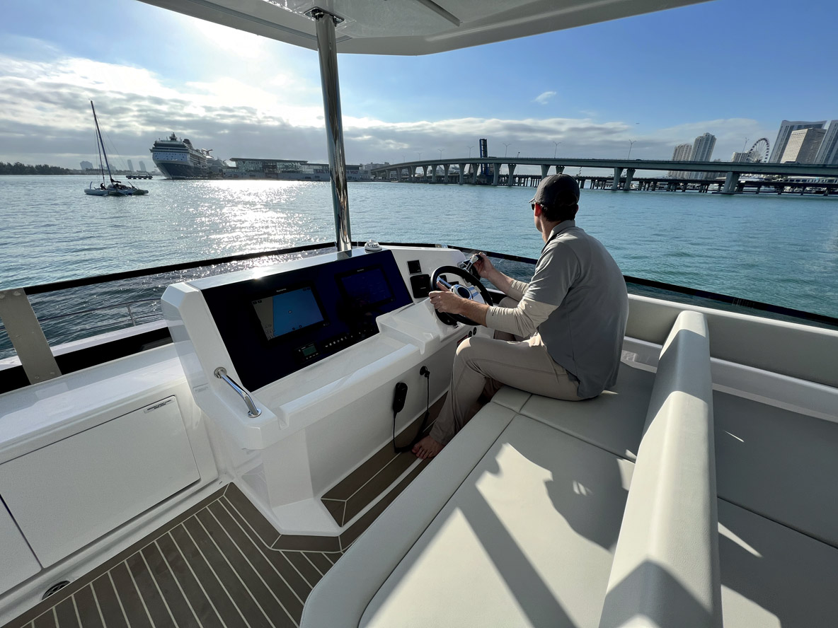Bien placé, le poste de pilotage principal  aménagé sur le flybridge profite d’une excellente visibilité, tandis que la banquette peut recevoir deux personnes.