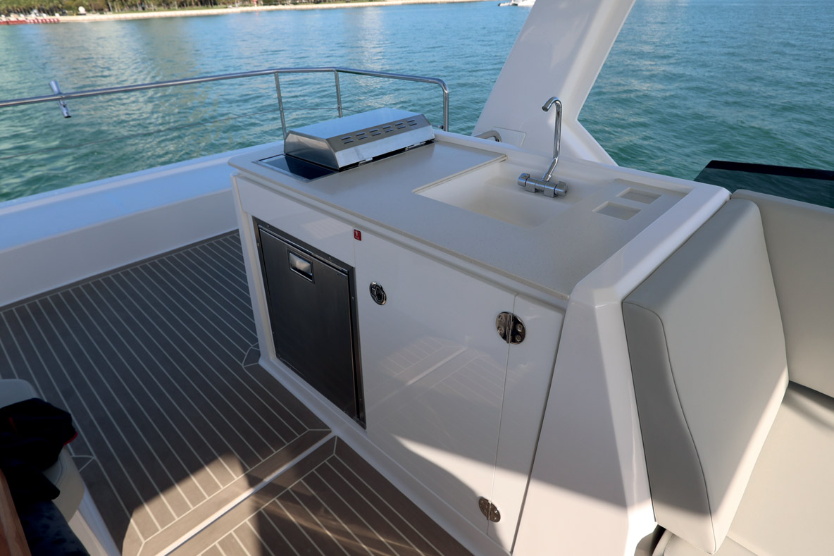 Le gril du flybridge permet de cuisiner en plein air et avec une vue imprenable.