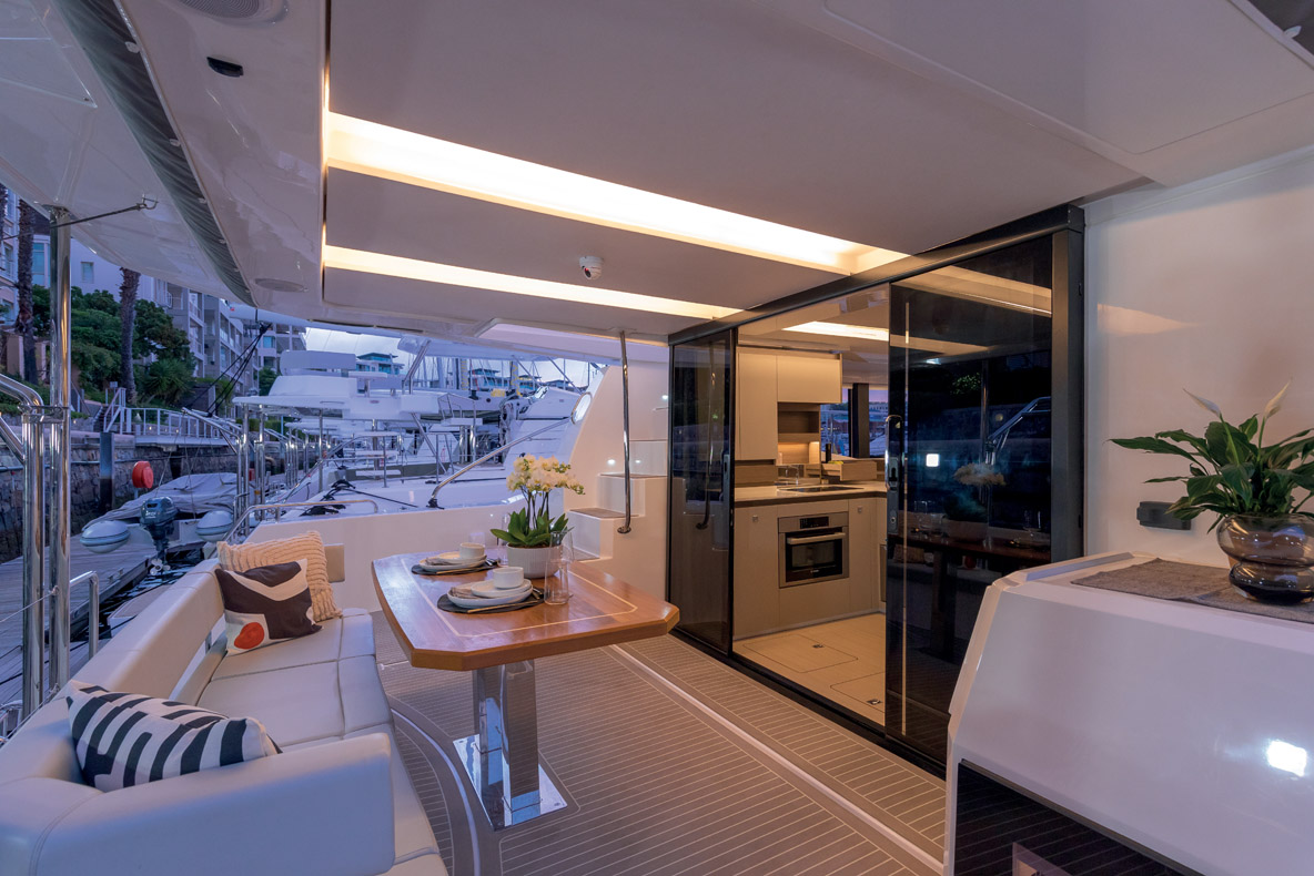 Le cockpit, bien protégé par le flybridge, offre assez de place pour un dîner entre amis.