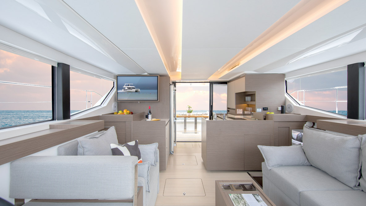 Totalement ouvert et particulièrement lumineux, le pont principal regroupe la cuisine, le salon et le poste de pilotage.