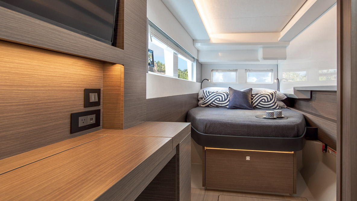 Thanks to the width of the hulls, the cabins benefit from plenty of room, especially the owner’s suite, to starboard.