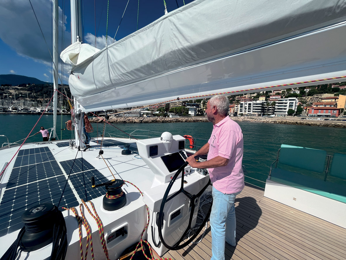 Le flybridge, complètement open, réunit un poste de barre/manœuvres et une vaste zone de farniente.