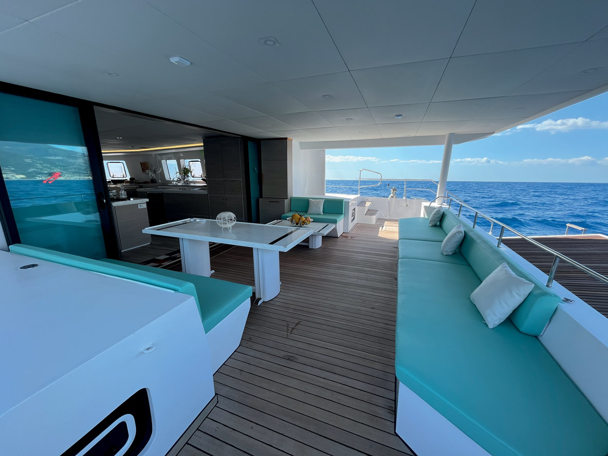 Le cockpit est prolongé par des jupes XXL et une plate-forme hydraulique.