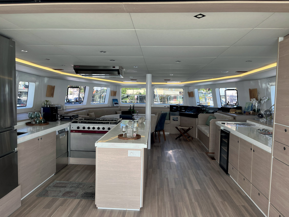 La nacelle, très profonde, s’ouvre complètement sur le cockpit.