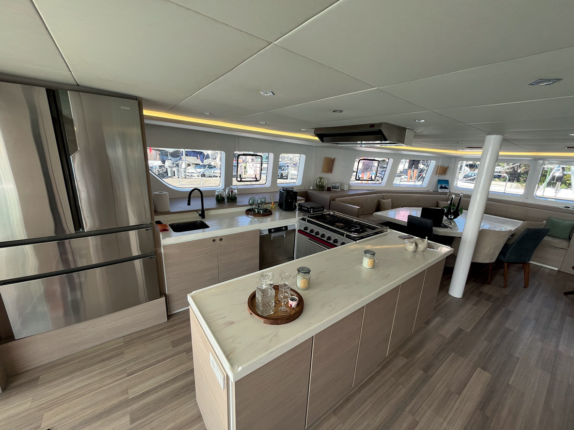 Cette cuisine en U permet au(x) cuistot(s) de préparer leurs meilleurs mets sans entraver la circulation du bord.