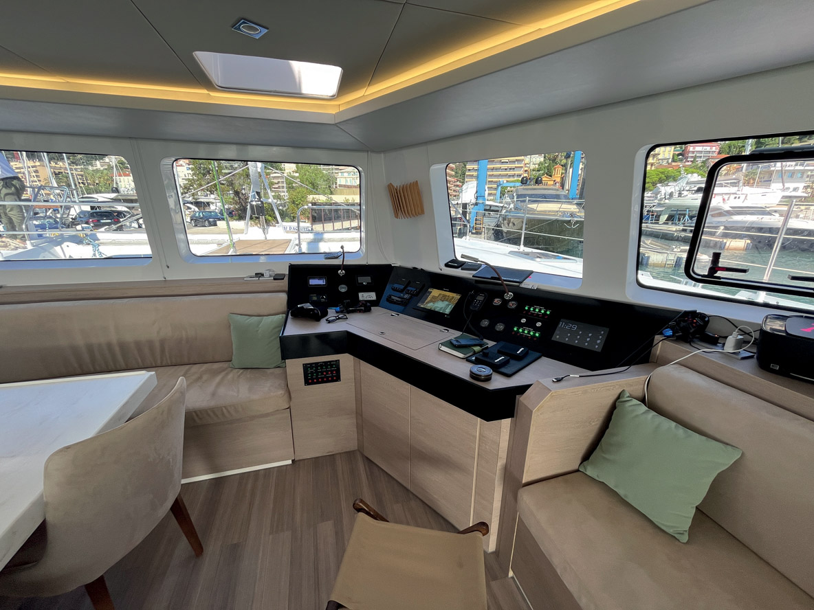 Ce coin navigation pourrait faire office de bureau si un évidement est prévu sous le plan de travail.