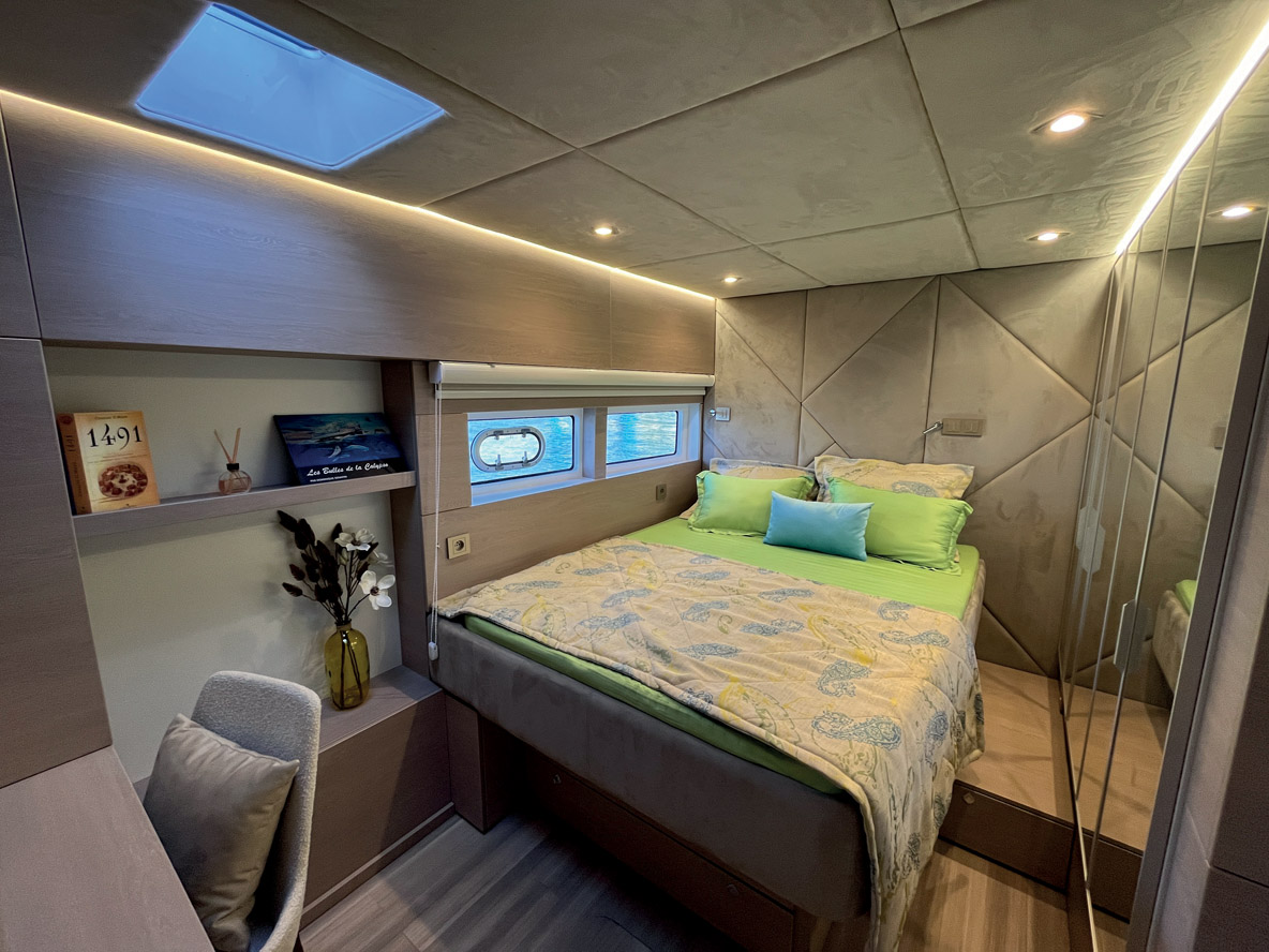 Les cabines offrent un confort exceptionnel et un volume de rangement impressionnant. Chacune dispose de sa salle d’eau.