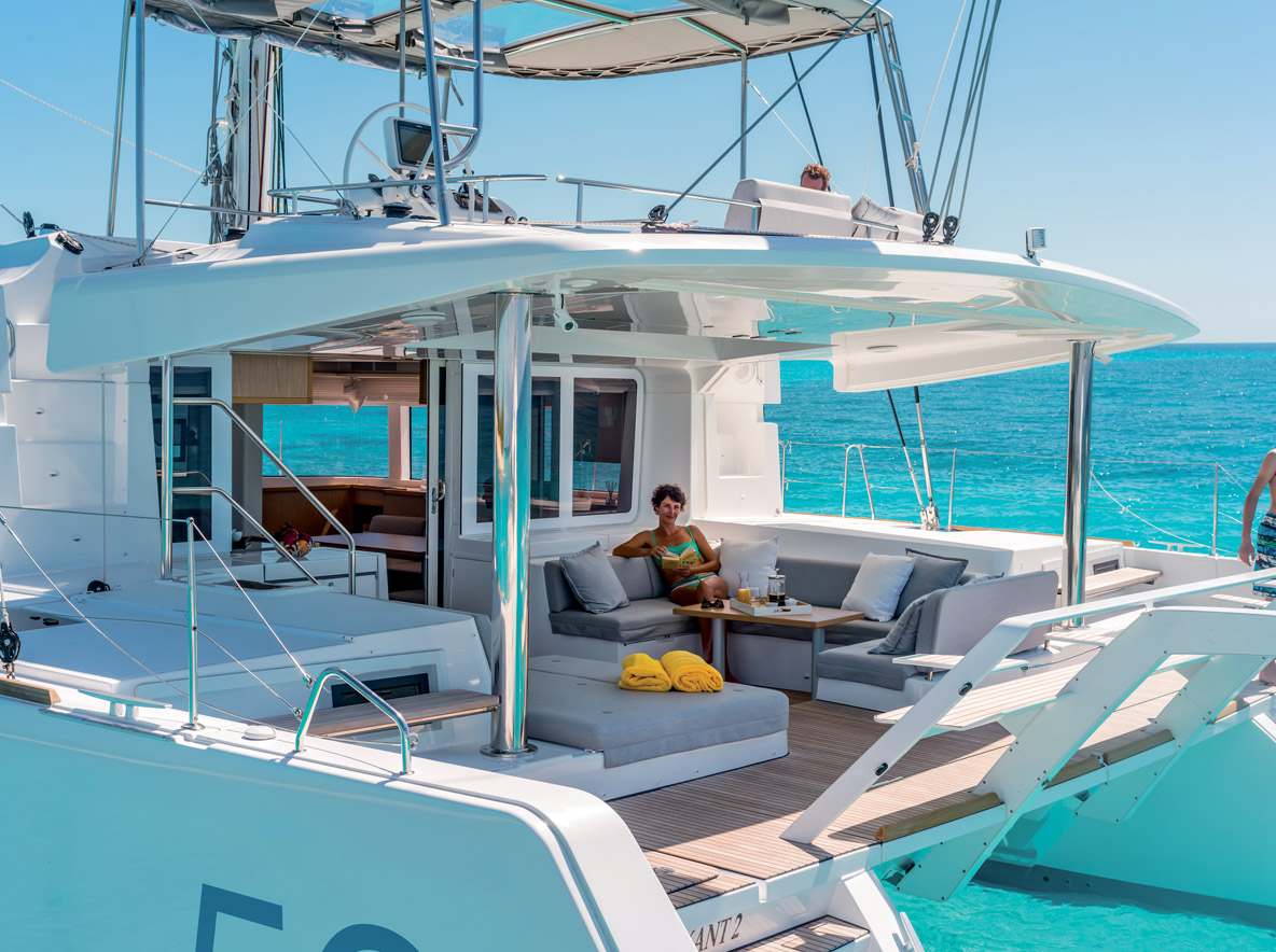 Le cockpit immense est parfaitement protégé  par le bimini rigide.