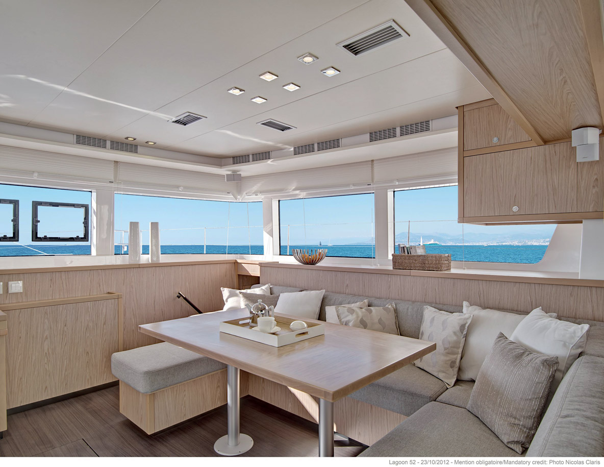 Le carré, décalé sur tribord, peut accueillir  6 à 8 personnes.