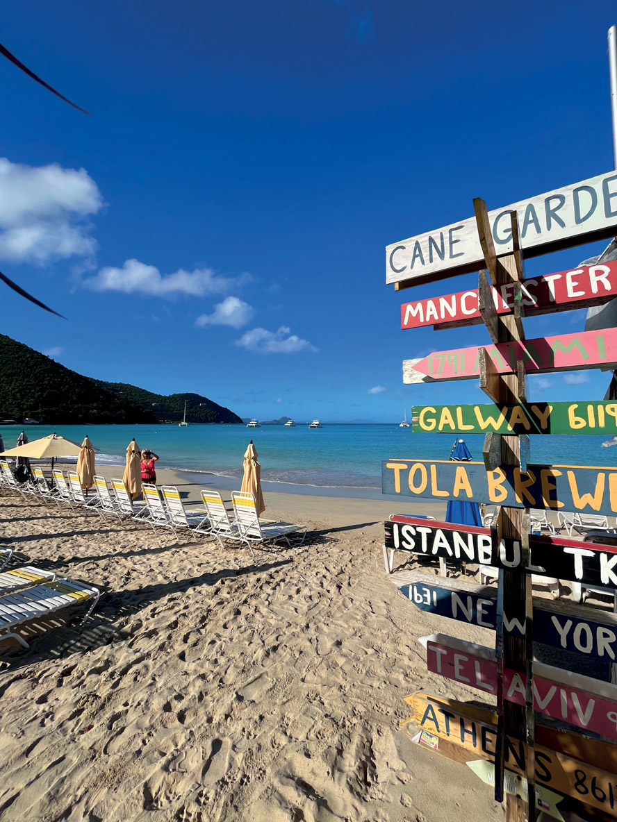 Sur l’île de Tortola, l’escale à Cane Garden Bay s’impose – ne serait-ce que pour faire la fameuse photo souvenir !