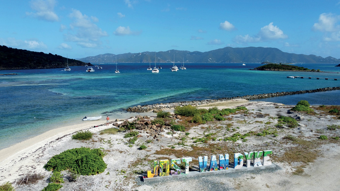 Le mouillage de Diamond Cay se termine par un récif corallien très peu profond – parfait pour le snorkeling !