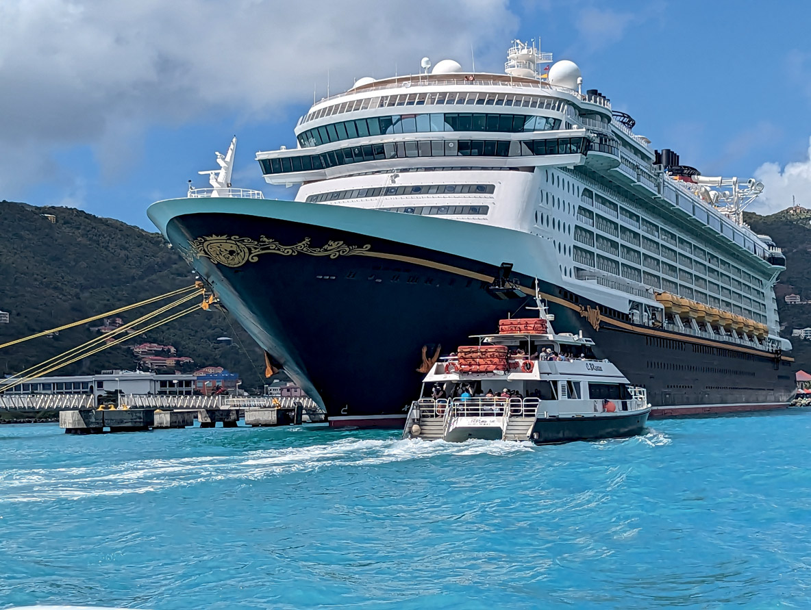 Le paquebot Disney Fantasy embarque un équipage de 1 453 personnes et 4 000 passagers…