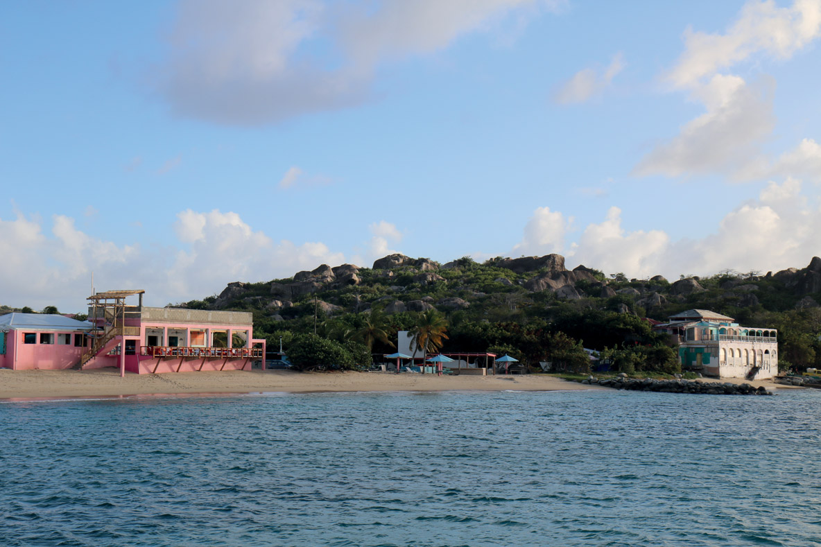 Au sud du port de Spanish Town, un petit lagon  permet de loger 5 ou 6 bateaux très près de la plage… mais gare à la houle, qui peut rendre le mouillage très inconfortable, voire dangereux.