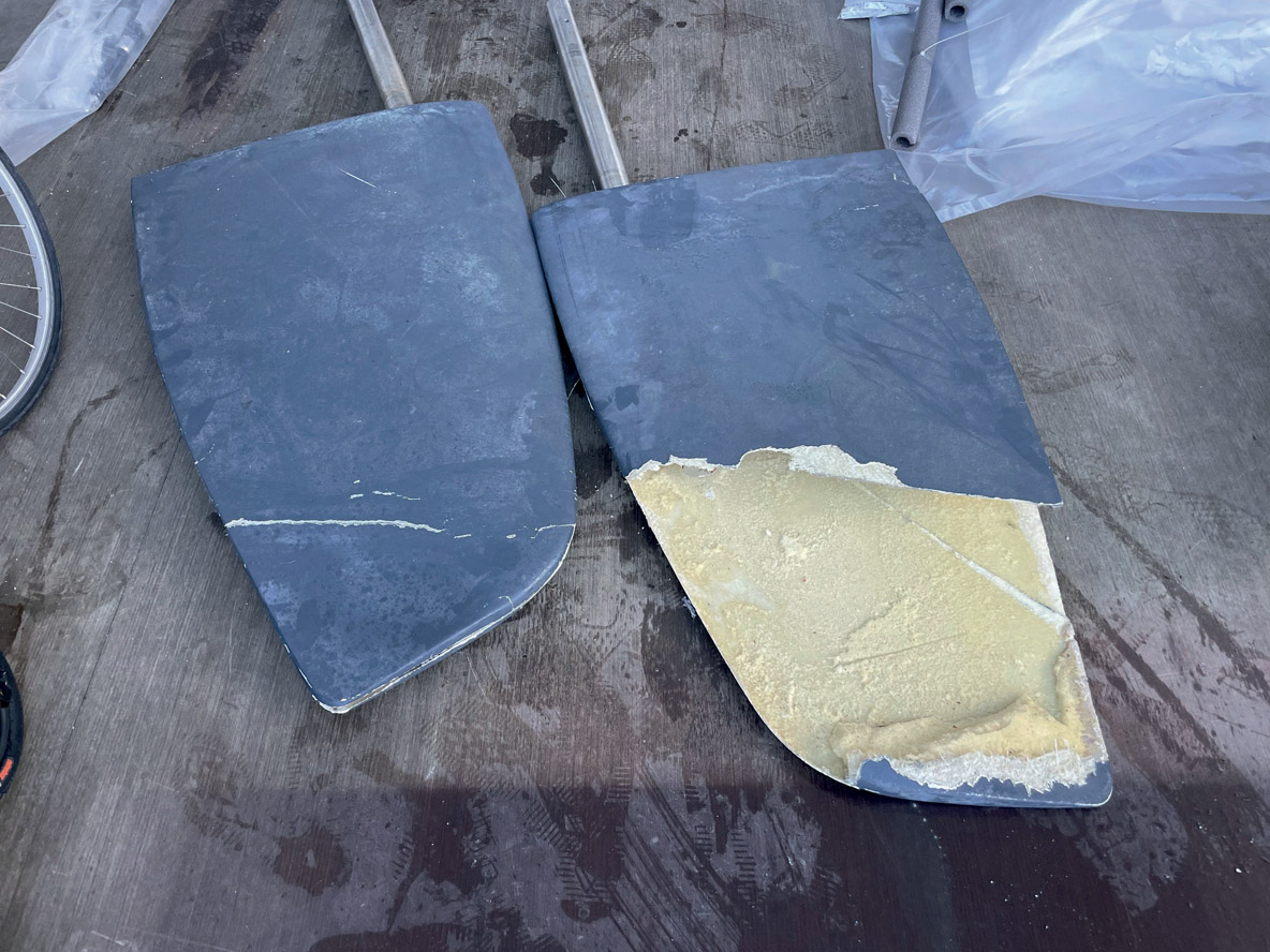 Une paire de safrans après une rencontre avec les orques… le catamaran de 59 pieds a pu continuer à faire route. Deux nouvelles pelles ont pu être renvoyées en 48 heures –  c’est l’avantage de disposer d’un modèle de grande série encore en production. Dans certains cas, comme pour  ce monocoque de 47 pieds, la pelle est arrachée.