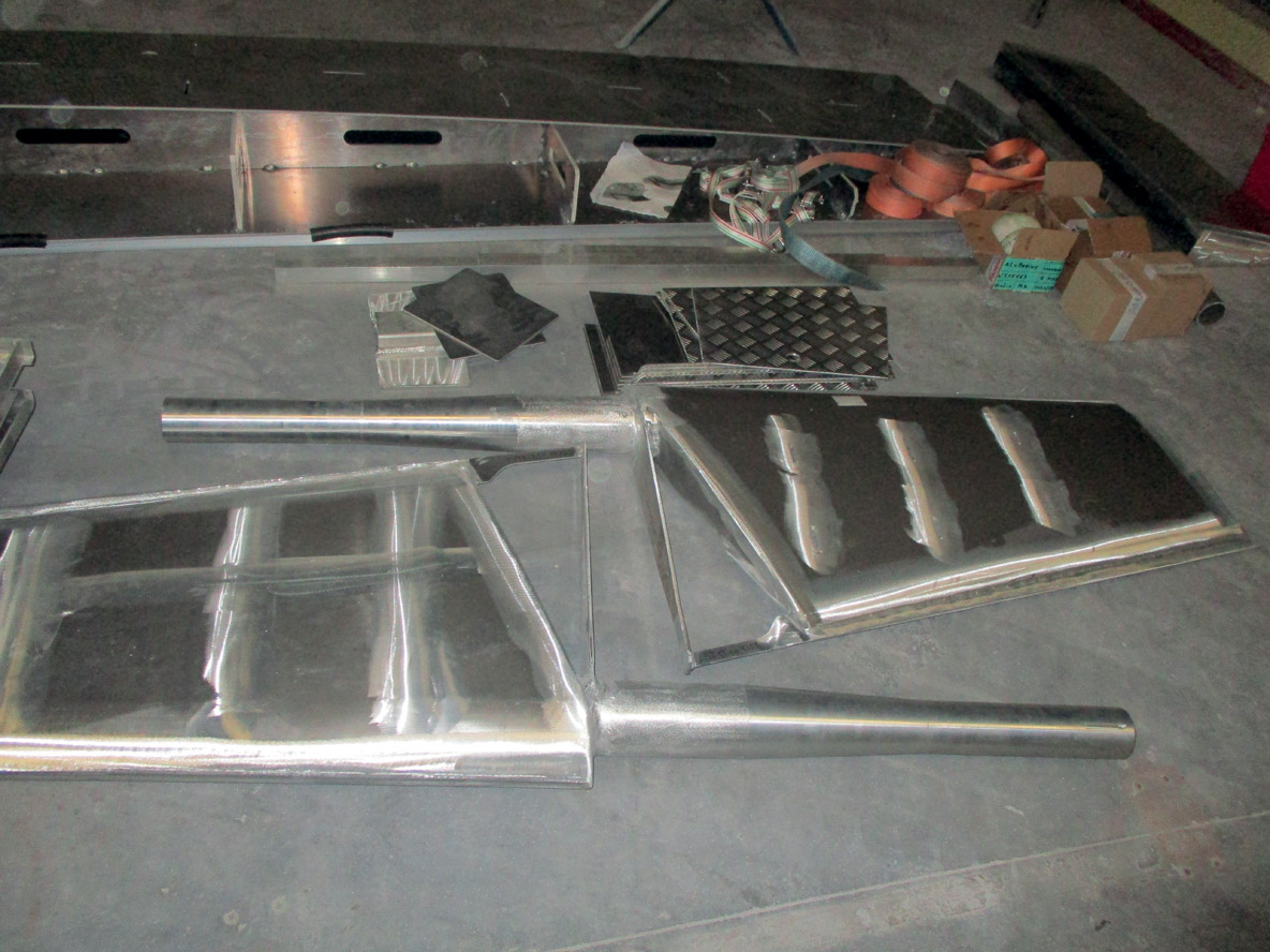 Les orques s’en prennent aussi à l’aluminium ; ici, les deux nouveaux  safrans d’un monocoque de 45 pieds sont prêts à être expédiés.