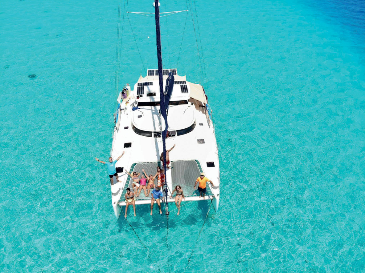 Le Venezia 42 a été plébiscité par les loueurs ; certains modèles sont toujours en exploitation, à l’image de Kaze, basé en Nouvelle-Calédonie, ou Serendipity, qui navigue à la journée à Sainte-Lucie.