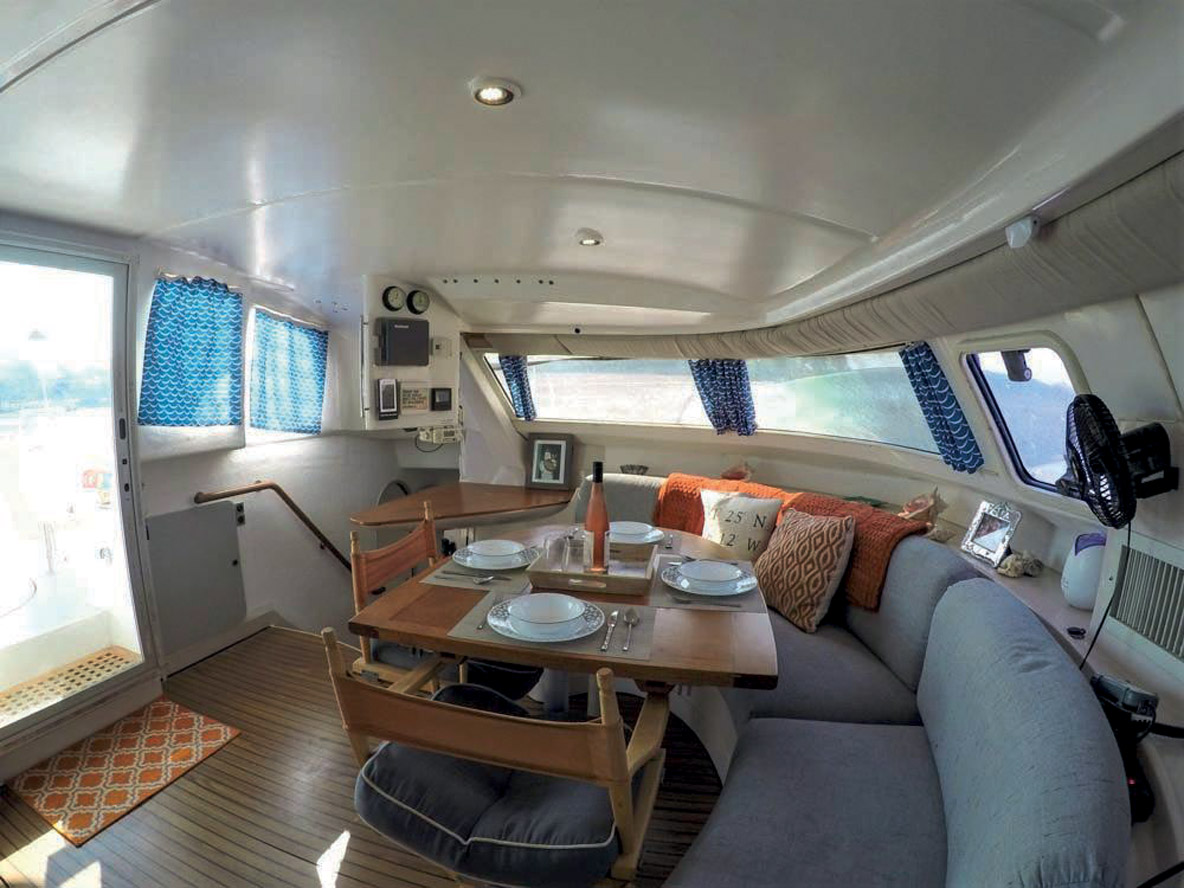 Le carré épouse l’arrondi avant bâbord du rouf ; la vue sur l’extérieur est parfaite pour les convives.