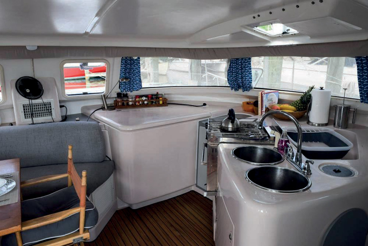 Sur tribord, des modules en polyester supportent une cuisine intelligemment agencée.