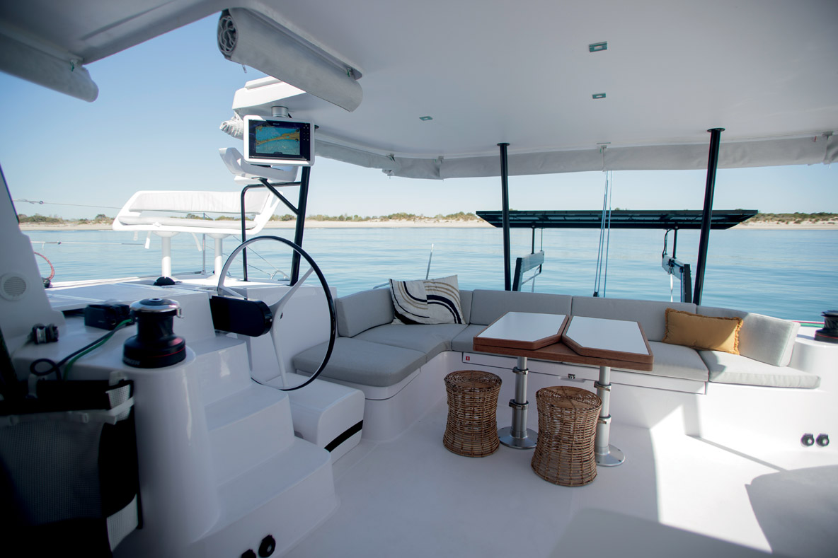 La barre qui se positionne à l’intérieur du cockpit ou sur le pont est un must qui nous avait déjà convaincus à bord des Balance. Le système de drosses Jefa est très réactif et doux, car il n’est pas dédoublé. A bâbord, l’unique barre franche est reliée par une tringlerie. Il est possible, même en navigation, de fermer complètement le cockpit.