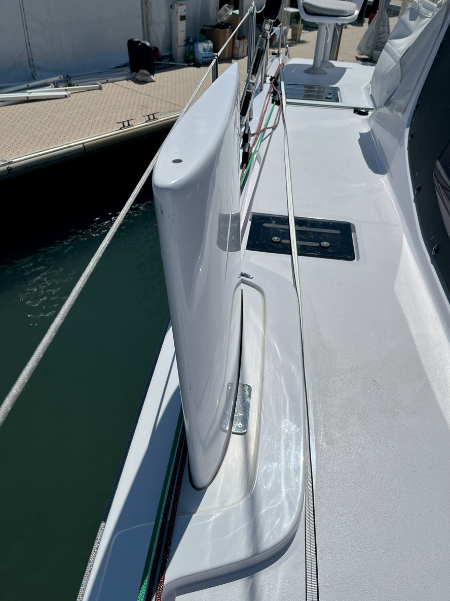 Les dérives peuvent remonter complètement pour réduire le tirant d’eau à 1,07 m – idéal pour évoluer dans des eaux peu profondes. Les appendices sont symétriques pour pourvoir être échangés si besoin. Pratique, on vous dit !