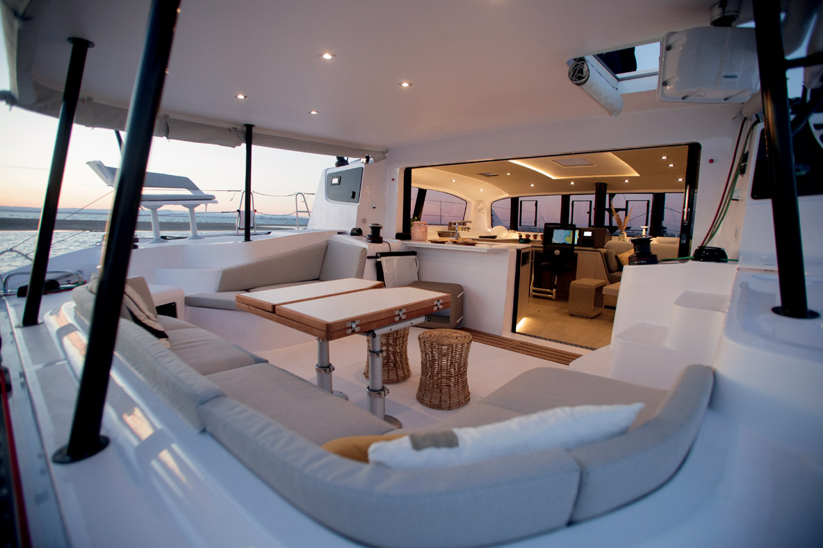 L’ergonomie du cockpit et du carré formant un open space est très convaincante, et autorise de surcroît une parfaite circulation.