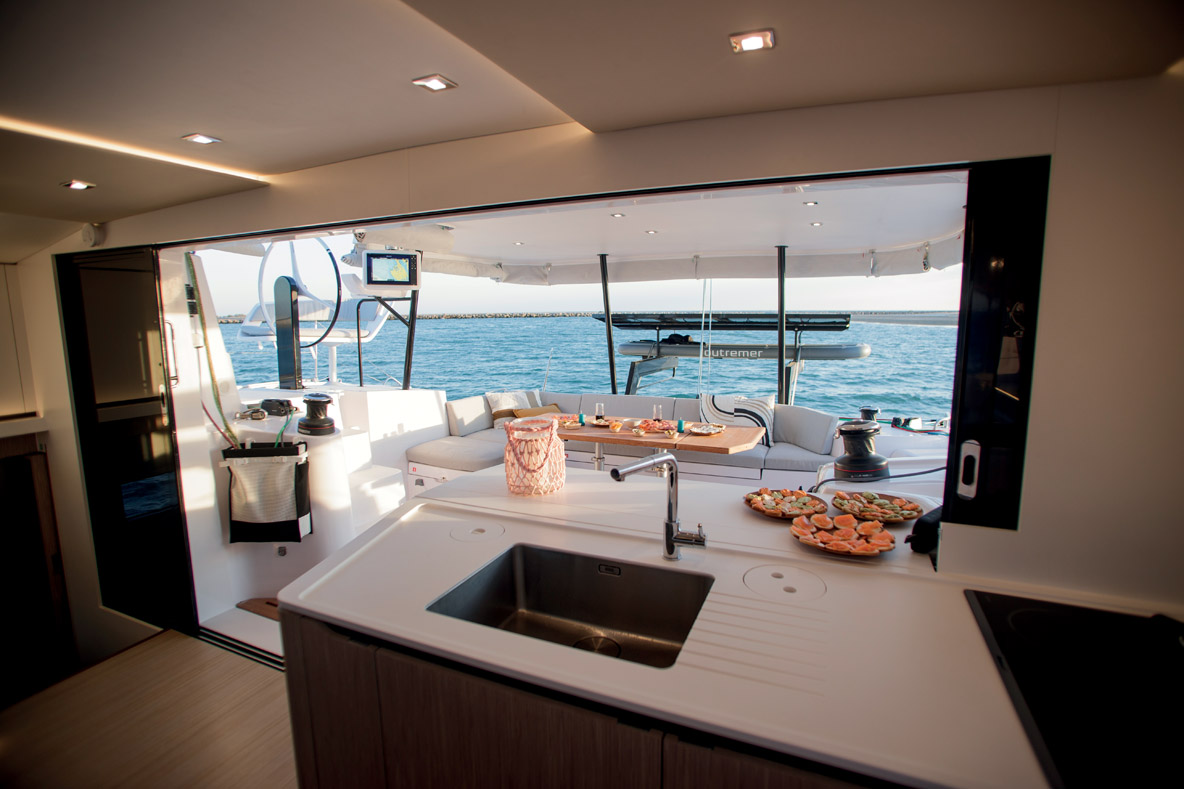 Sur le plan structurel, cette cloison en forme de porque qui encadre la baie vitrée constitue une sacrée prouesse ! Réalisée en carbone monolithique, elle participe à l’excellente rigidité de la plate-forme et permet aux vantaux de coulisser sans effort, même par mer formée.