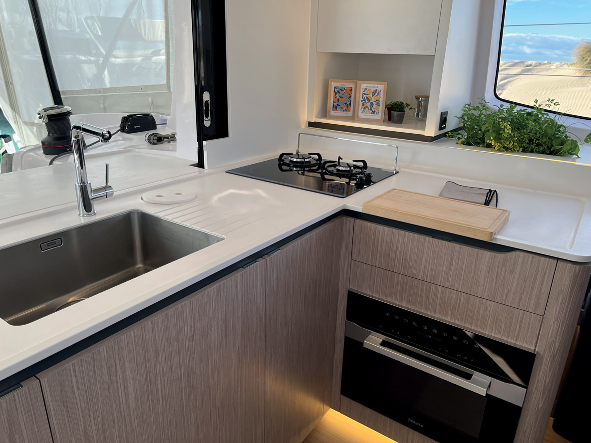 La cuisine forme, avec le bar du cockpit, un grand plan d’un seul tenant grâce à la tablette qui se déploie en son centre. Une multitude de détails, comme le vide à la mer des déchets organiques, améliorent la vie à bord.