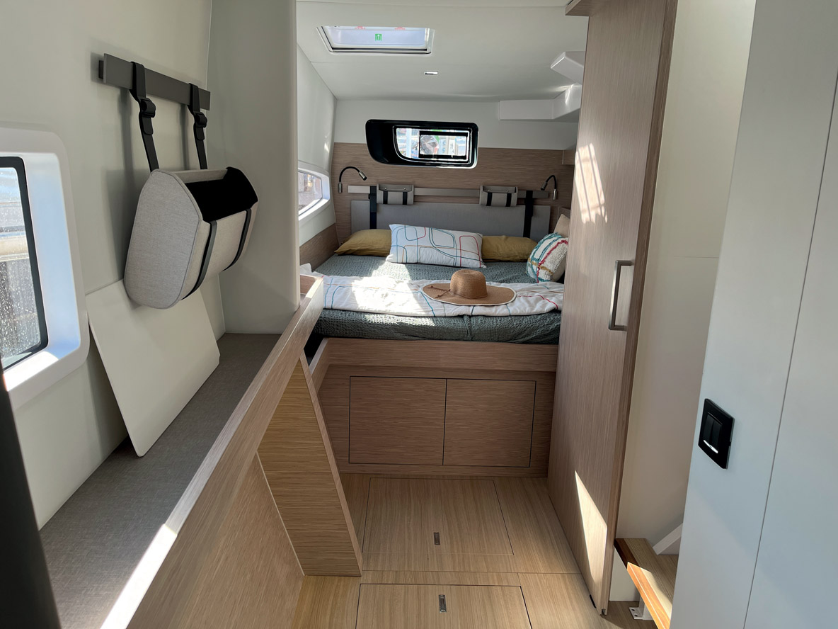 Dans la coque tribord dédiée au Propriétaire de notre modèle d’essai, une grande coursive fait aussi office de dressing et toilette. La luminosité est généreuse grâce aux grands hublots de coque.