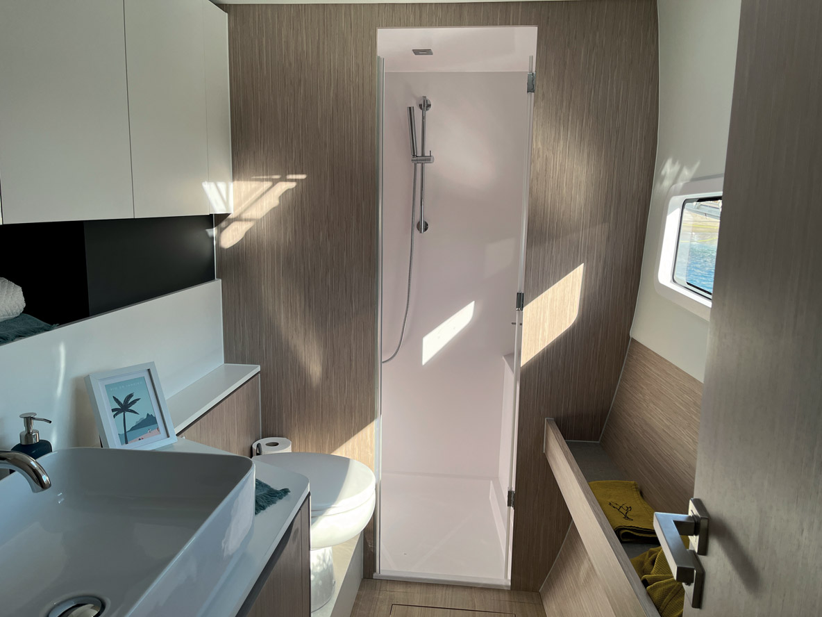 La salle de bains de la cabine Propriétaire est particulièrement soignée. La hauteur sous barrot de plus de deux mètres dans l’ensemble du catamaran contribue à la sensation d’espace.