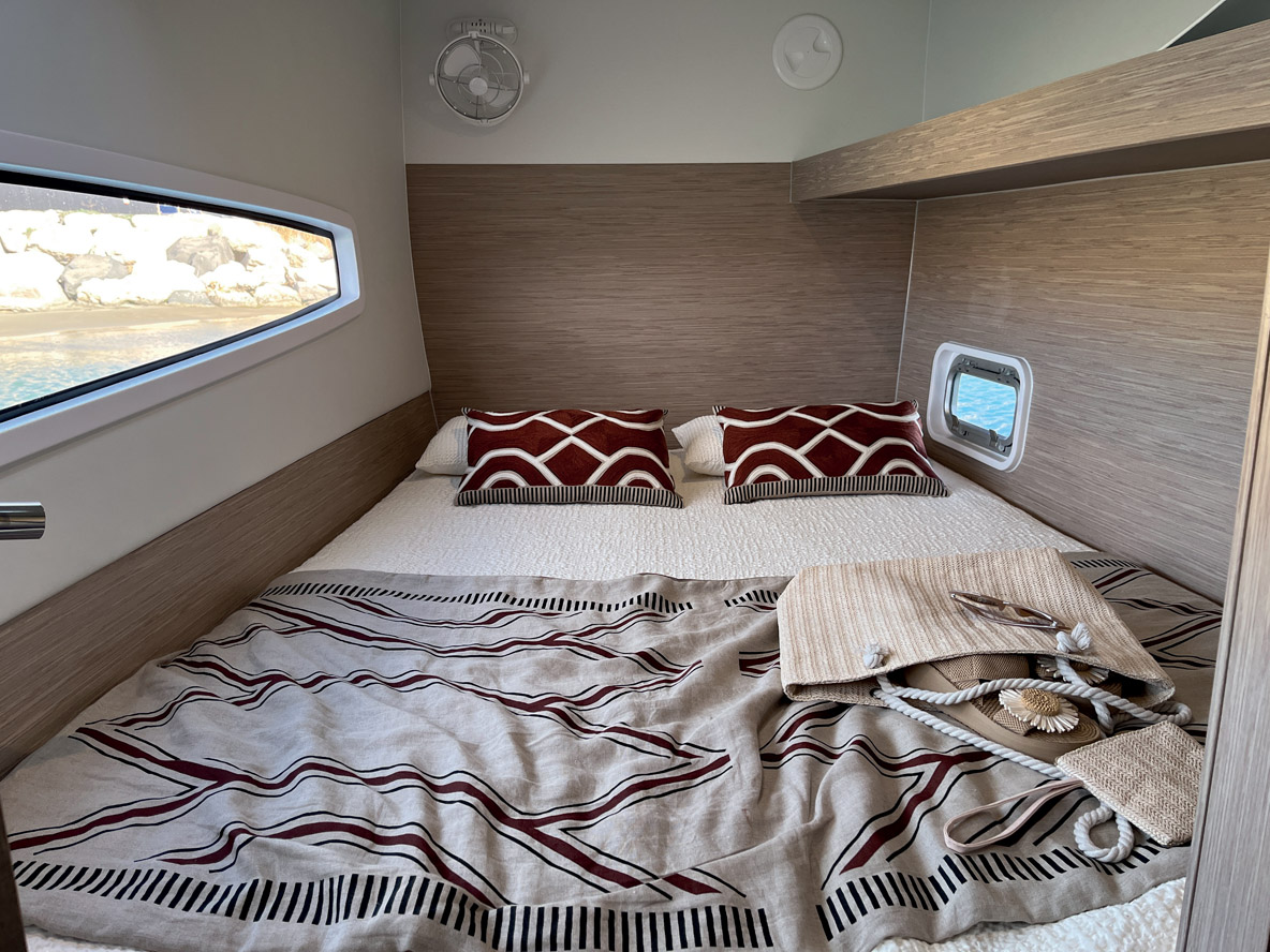 Là où les cabines avant accueillent un lit plus étroit (1,40 m).  On peut également installer ici des couchages pullman et un bureau – en option. 