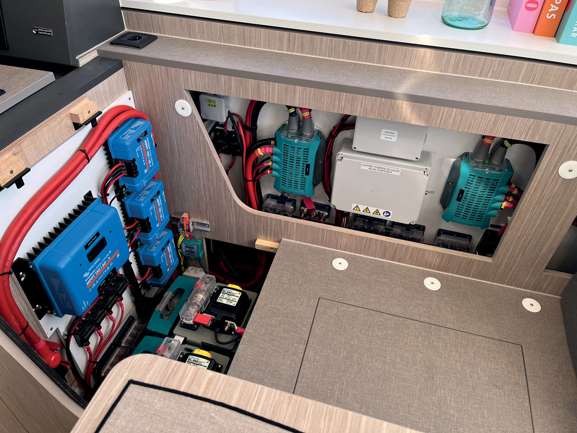 Tous les organes techniques sont accessibles instantanément en soulevant banquette et panneaux de plancher. Un avantage évident pour un multicoque de grand voyage qui se doit d’être facile à vivre et à entretenir.