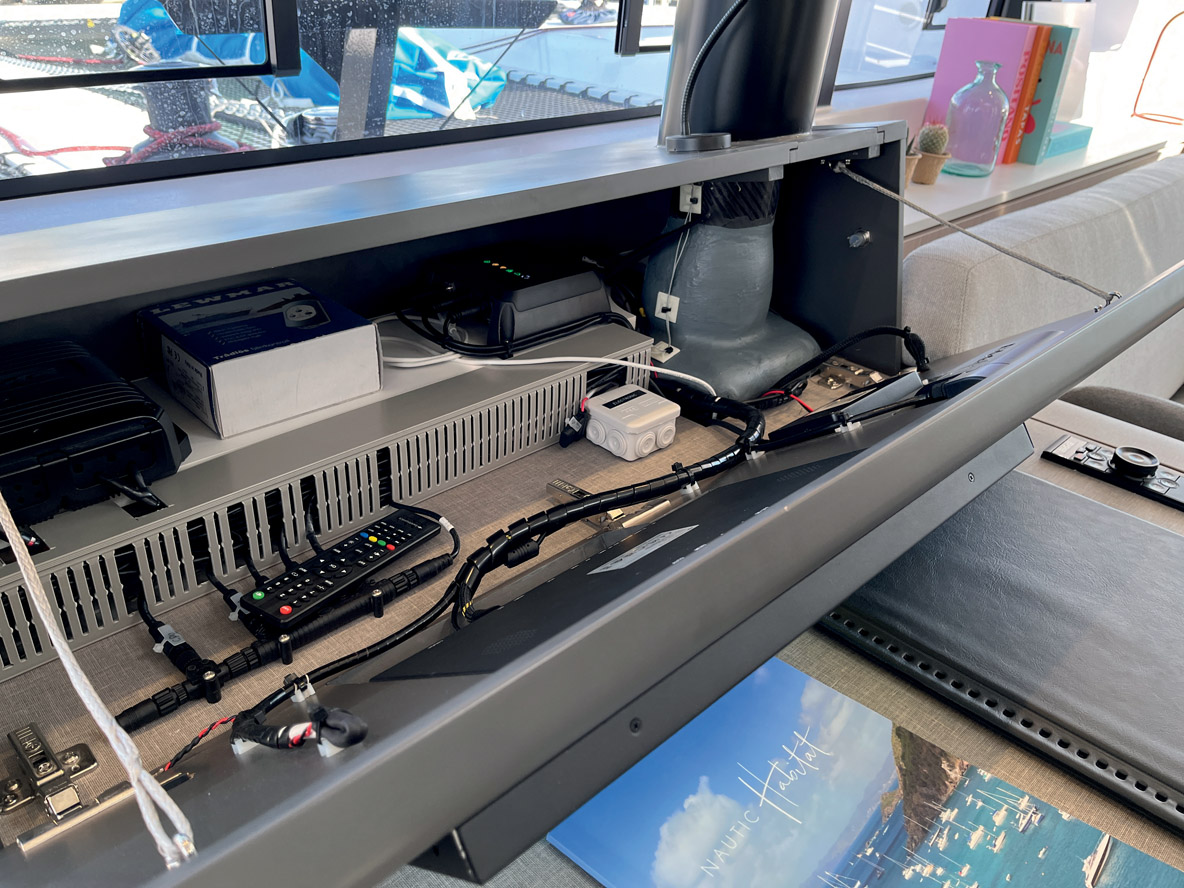 L’intervention éventuelle sur les commandes  électroniques et électriques est aussi grandement facilitée.