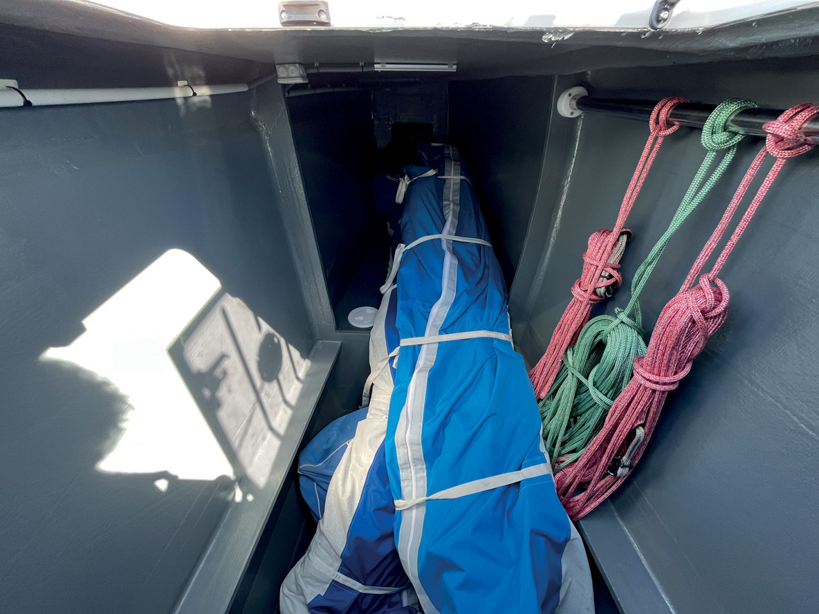 Au fond des soutes avant étanches, une crash box est aménagée. Ceinture et brettelles : la sécurité, c’est une tranquillité d’esprit !