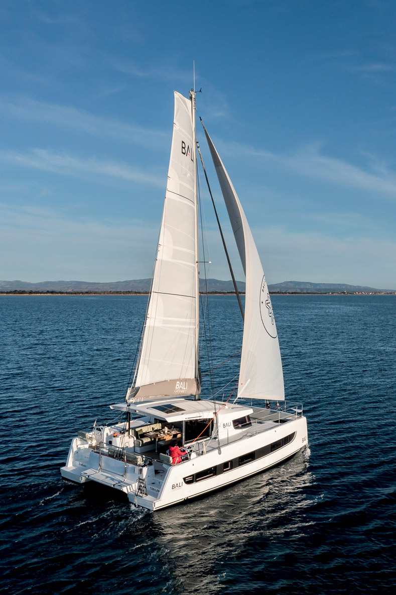 L’absence de flybridge a permis d’adopter une bôme à ras  du rouf/bimini.