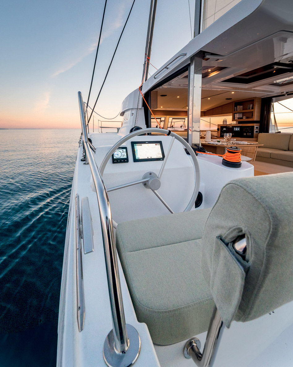 Deux postes de barre, c’est une première sur un Bali ! Le barreur pourra bientôt être protégé par un bimini.