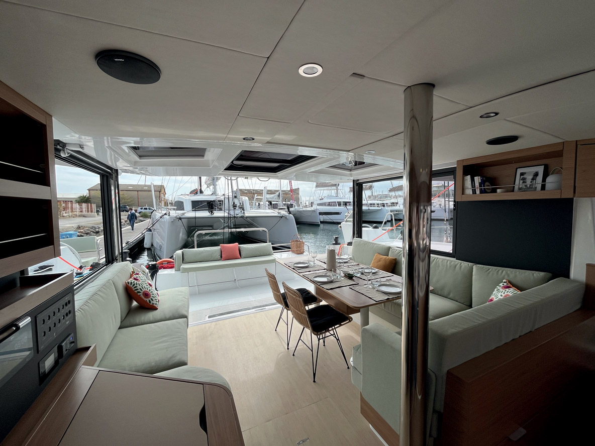 Dehors ou dedans ? On ne sait plus trop, et c’est ça qui est bien à bord du Catsmart !