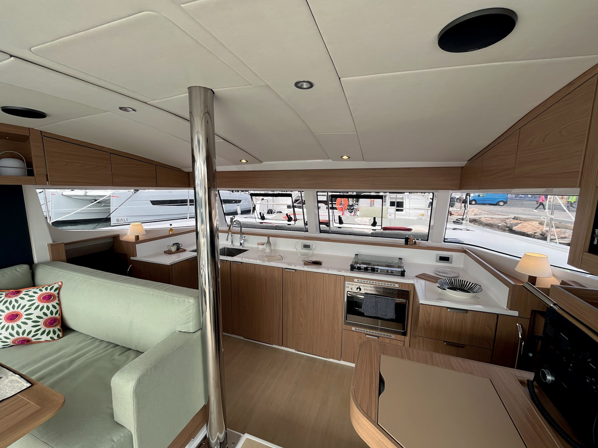 Quand on officie sur cette immense cuisine en U, difficile de se rappeler que le Catsmart ne mesure que 38 pieds.