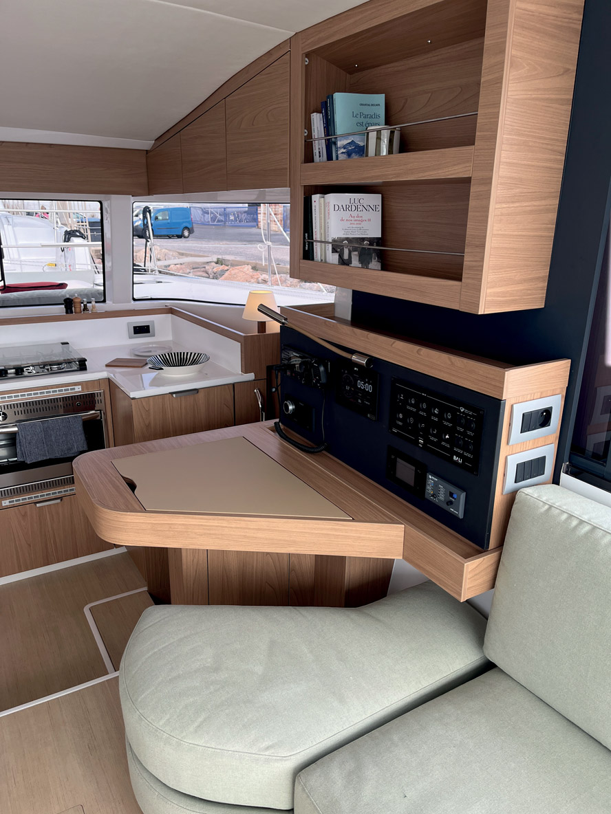 La table à cartes se tient en diagonale. Elle n’est pas grande et ne propose pas de dossier… mais elle a le mérite d’être là !