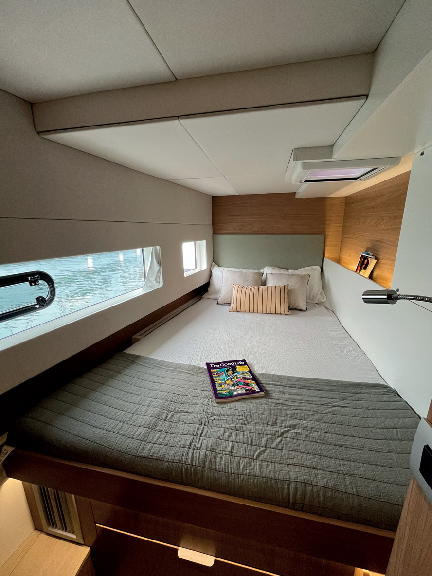 La coque bâbord est ici aménagée avec deux cabines – avantage à l’arrière pour les dimensions du couchage.