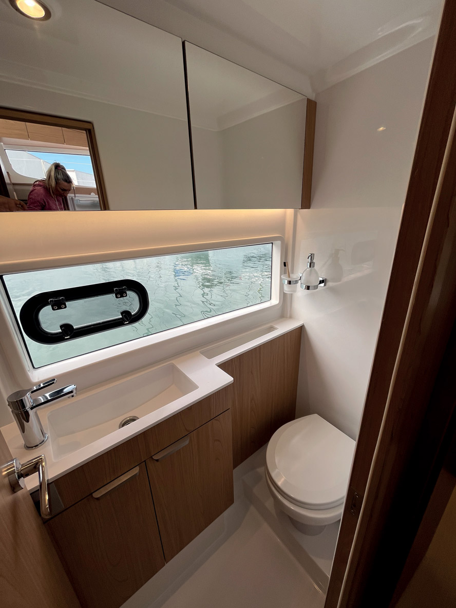 Le constructeur est parvenu à séparer le WC de la douche dans cette salle d’eau commune aux deux cabines. Il ne reste plus qu’à installer un rideau…