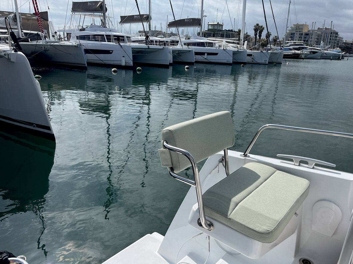 Les sièges sont rabattables pour ouvrir le passage vers l’arrière. Le cale-pieds articulé, qui risque ici d’entraver l’ouverture du coffre moteur, mérite encore un peu de mise au point.