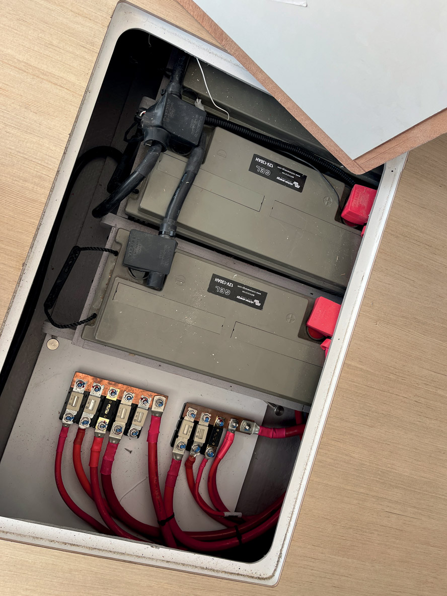 Les batteries sont centrées sous les plancher de la nacelle.